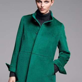 Пальто насыщенного зеленого цвета с черной одеждой