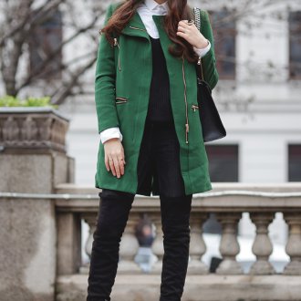 Зеленое пальто с черными высокими сапогами и шляпой