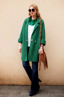 Короткое вязаное зеленое пальто с коричневой сумкой