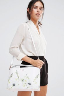 Белая цветастая сумка с черными шортами и белой рубашкой