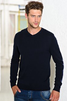 Черный модный мужской пуловер