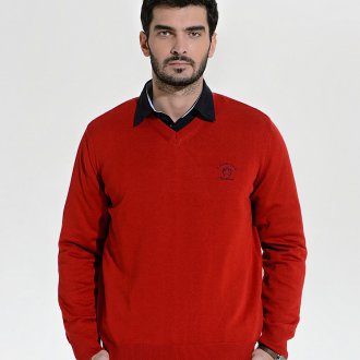 Красный мужской пуловер с вырезом с рубашкой