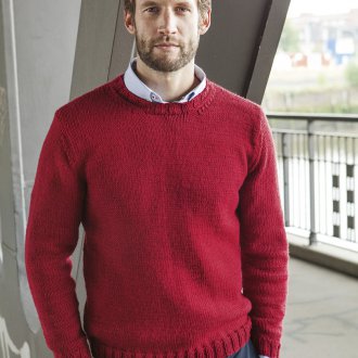 Красный мужской пуловер с сиреневой рубашкой