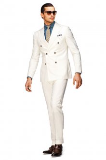Белый мужской костюм с синей рубашкой и коричневыми туфлями