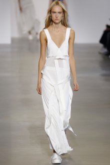 Необычное платье белого цвета