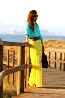 Бирюзовая блузка с желтой юбкой