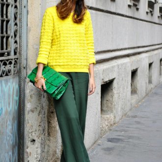 Желтый свитер с зелеными брюками