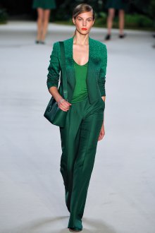 Зеленый женский костюм