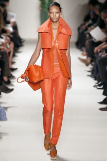 Красивый оранжевый костюм