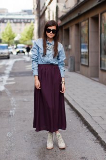 Длинная сливовая юбка с джинсовой рубашкой