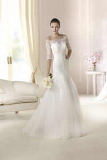 Романтичное свадебное платье с рукавами и открытыми плечами