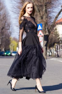 Стильное черное платье, которое стройнит фигуру