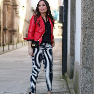 Черно-белые брюки в полоску с черной блузкой, туфлями и красной курткой