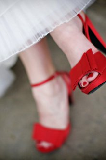 Красные свадебные туфли с белым платьем