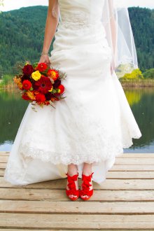Красные туфли с белым свадебным платьем