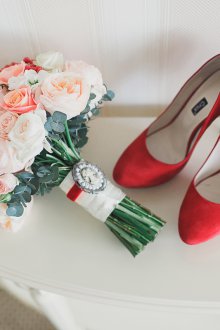 Красные туфли с красивым свадебным букетом