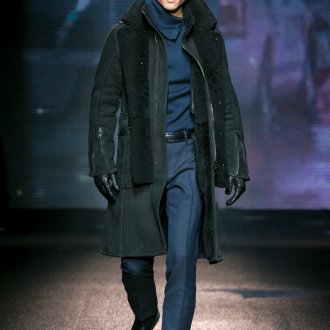 Стильное черное мужское пальто
