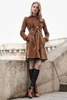 Модное коричневое пальто из замши