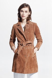 Модное короткое пальто из замши