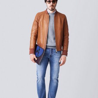 Коричневая мужская куртка и ботинки с джинсами и серой кофтой