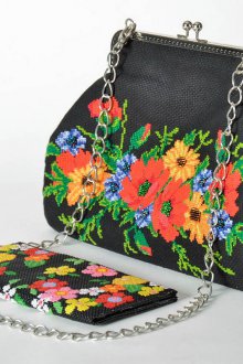 Оформление сумки вышивкой с цветами