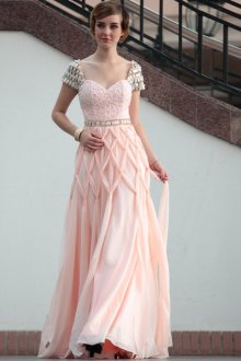 Розовое платье с камнями и вышивкой