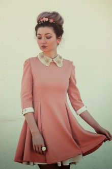 Розовое платье с кружевом и бусинами