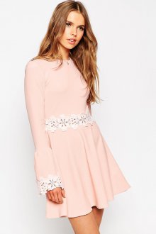 Розовое платье с белым кружевом