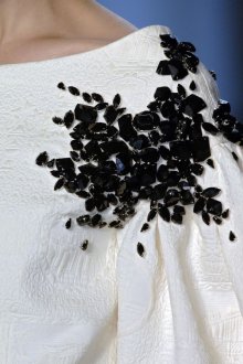 Украшение белого платья черными кристаллами