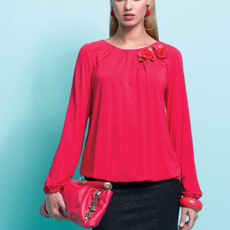 Красная блузка с длинным рукавом