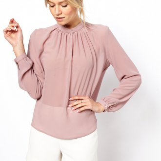 Розовая блузка с длинным рукавом