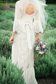 Свадебное платье с кружевом и открытой спиной в стиле бохо шик