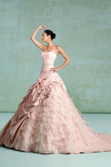 Свадебное платье цвета розовый кварц