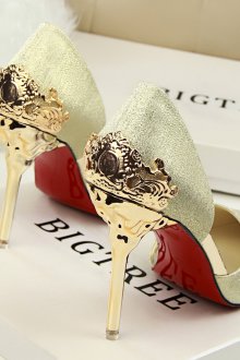 Стильные золотые туфли