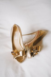 Золотые туфли с бантом и открытым носком