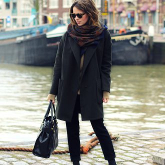 Черное пальто с черными полусапогами и платком