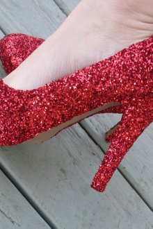 Украшение красных туфель глиттером