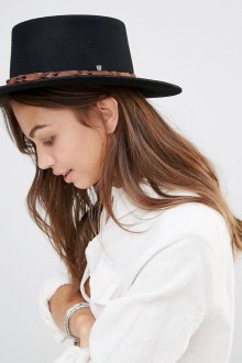 Черная фетровая шляпа с коричневой лентой