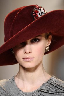 Красная шляпа, украшенная бусинами и тканью