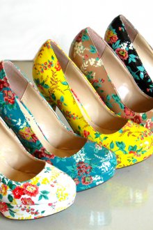 Яркие разноцветные туфли с цветами