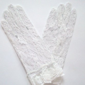 Стильные белые кружевные перчатки