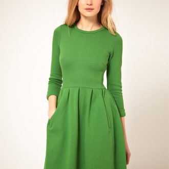 Яркое зеленое трикотажное платье