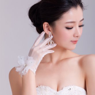 Короткие белые свадебные перчатки с цветком