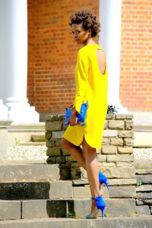 Синие босоножки с желтым платьем