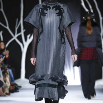 Темное платье от Валентина Юдашкина