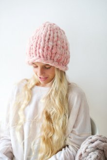 Модная розовая шапка 2023