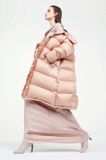 Стеганое розовое пальто