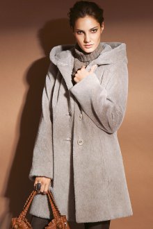 Пальто из альпаки с капюшоном