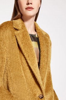 Пальто из альпаки желтое