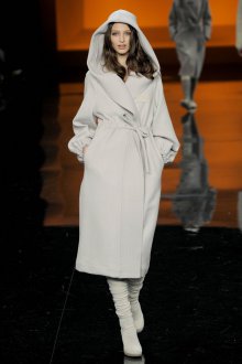 Белое пальто с капюшоном